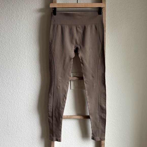 Squat Wolf Seamless Beige Leggings sz: Small - Picture 6 of 8